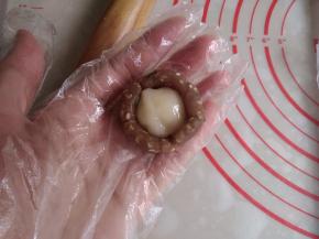 咸甜馅压成碗状，放入麻薯