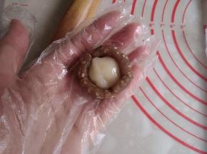 咸甜馅压成碗状，放入麻薯