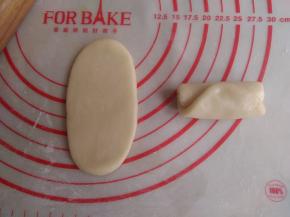 擀成椭圆形，翻面，再卷起来，收口朝上（图左到右），松驰15分钟