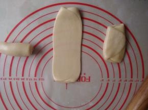 将面皮用手掌压一下，擀成长舌形，再卷起来，松驰15分钟