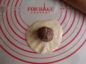 擀成圆形，放上馅料