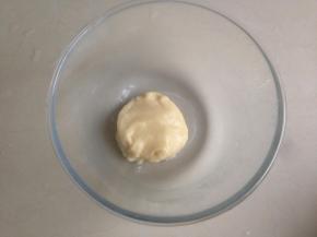 拌成面团，同样放入冰箱冷藏松驰