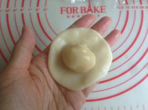 松驰过的水油皮和油酥都分成15份，水油皮压扁，放上油酥