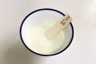 取一根原味牛乳雪糕，室温放置融化，称取32克雪糕液备用。