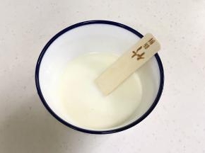 取一根原味牛乳雪糕，室温放置融化，称取32克雪糕液备用。