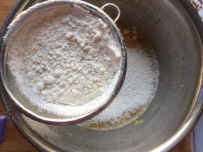 过筛一下，泡打粉一起放入