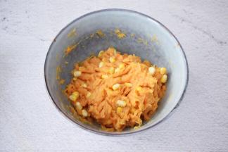 用筷子搅打均匀