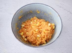 用筷子搅打均匀