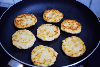 一面煎硬后再翻面继续煎至金黄色即可