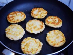 一面煎硬后再翻面继续煎至金黄色即可