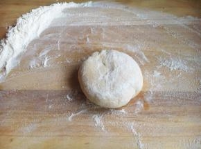 在面团上撒上干面粉。
