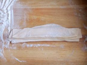 将面饼叠好，如图所示。