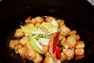 放入葱姜蒜、八角、香叶、桂皮、干红辣椒翻炒出香味