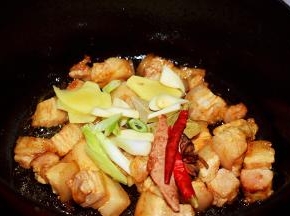 放入葱姜蒜、八角、香叶、桂皮、干红辣椒翻炒出香味