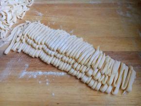 用刀切成4～5mm宽的面条。