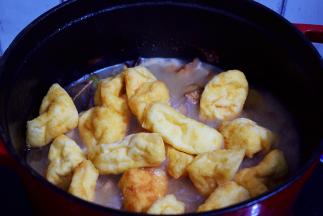 加入炸豆腐，继续炖煮10分钟