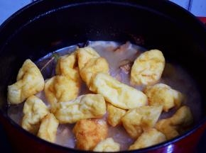 加入炸豆腐，继续炖煮10分钟
