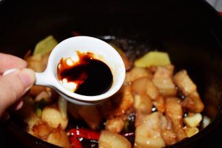 加入老抽，翻炒至上色