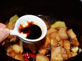 加入老抽，翻炒至上色