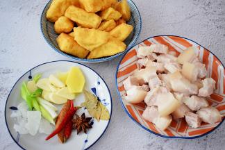 五花肉洗净切成小块，焯水备用，炸豆腐备好，蒜切片，蒜切片，葱切寸段