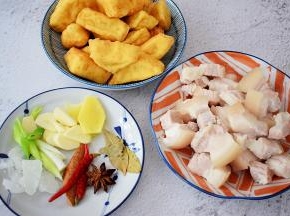 五花肉洗净切成小块，焯水备用，炸豆腐备好，蒜切片，蒜切片，葱切寸段
