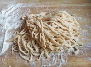 在面条上再撒些面粉，将面条抖散。