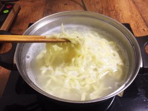 将面条放入开水中煮熟。
手擀面条非常好熟，水开了后在水中焖30秒左右即可。
