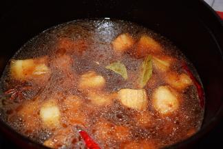 加入清水，没过食材即可