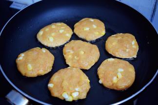 平底锅倒入少许食用油烧热，再把鸡肉饼放入，小火煎熟