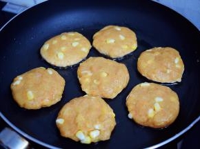 平底锅倒入少许食用油烧热，再把鸡肉饼放入，小火煎熟