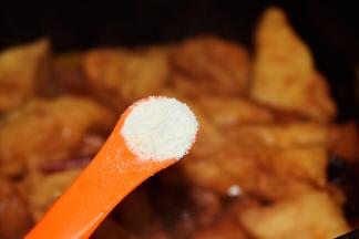 炖至汤汁浓稠时加入鸡精