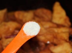 炖至汤汁浓稠时加入鸡精