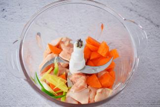 把鸡胸肉、胡萝卜、葱段、姜丝放入料理机中，打成泥