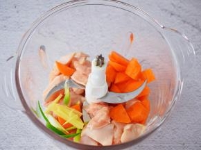 把鸡胸肉、胡萝卜、葱段、姜丝放入料理机中，打成泥