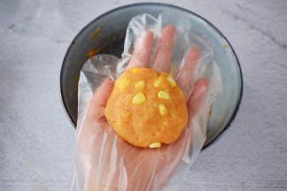 取适量的鸡肉泥，揉圆按扁