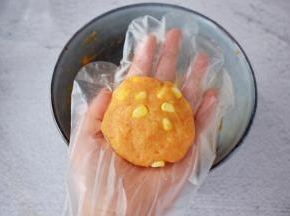 取适量的鸡肉泥，揉圆按扁