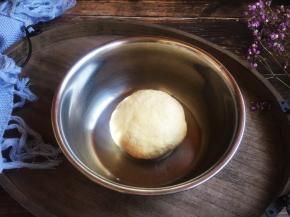 揉成面团，盖上保鲜膜醒30分钟。