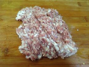 猪肉剁成细粒
