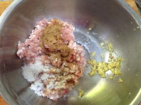 猪肉加入五香粉、盐、白胡椒粉、白糖、姜末搅匀