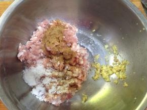 猪肉加入五香粉、盐、白胡椒粉、白糖、姜末搅匀
