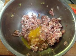 加入料酒、鸡蛋