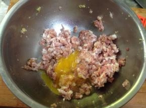 加入料酒、鸡蛋