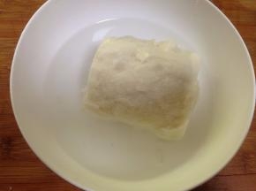 馒头去皮用清水泡透备用