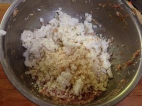 加入藕碎、馒头稍微挤水加入馅内，再次搅打至上劲