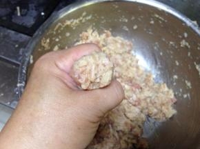 用虎口挤出丸子