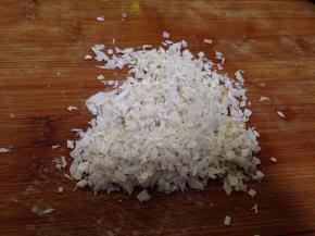 馄饨皮切除碎粒备用