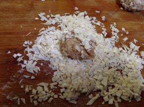 放到馄饨皮碎上用手滚圆