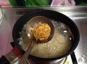 中小火炸制表面金黄后捞出