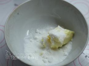 我们先来做奶酥馅。软化好的黄油加入糖粉，用手动打蛋器搅打均匀。