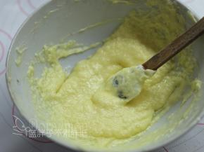 分3次加入全蛋液，搅拌均匀。